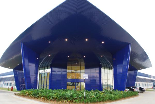 精灵航空系统东南亚公司的外部入口. 明亮的蓝色机翼启发三角形建筑.