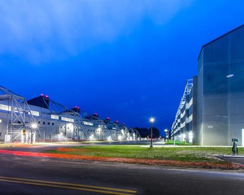 MV-22机库和停车场的夜间外部照片